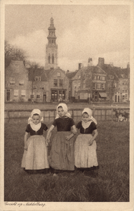 320-53 Gezicht op Middelburg. Fotomontage van drie meisjes in Walcherse dracht met als achtergrond de Turfkaai te Middelburg