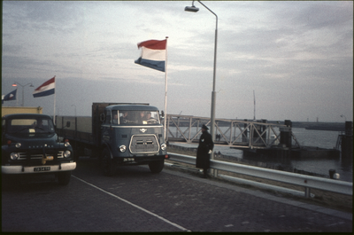 321-176 Bouw van de Zeelandbrug over de Oosterschelde :