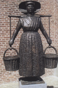 323-1 Het beeld 'Visleurster' van Gerard Brouwer (2003) voor de Nederlandse Hervormde kerk op de Markt te Arnemuiden