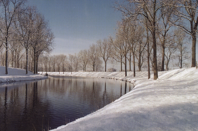 323-4 Gezicht op een deel van het Arnekanaal te Arnemuiden in de winter