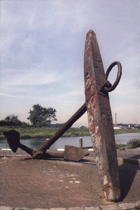 323-8 Een 17de-eeuws scheepsanker, liggend aan de oever van het Arnekanaal te Arnemuiden