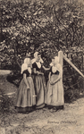 341-1021 Domburg (Walcheren). Drie meisjes in dracht in het bos bij Domburg