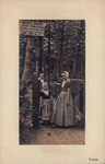 341-1023 Entrée. Dries meisjes in dracht bij het toegangshek van het bos bij Hoogduin te Domburg