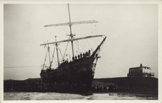 341-1108 De Zweedse ijzeren bark Maorilands uit Landskrona, op 4 december 1917 rond 06.00 uur gestrand op het strand ...