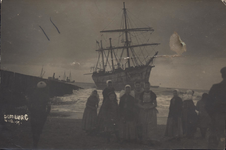 341-1109 De Zweedse ijzeren bark Maorilands uit Landskrona, op 4 december 1917 rond 06.00 uur gestrand op het strand ...