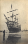 341-1110 De Zweedse ijzeren bark Maorilands uit Landskrona, op 4 december 1917 rond 06.00 uur gestrand op het strand ...