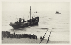 341-1112 De Nederlandse kustvaarder KALBA uit Groningen op het strand tussen Domburg en Westkapelle, gestrand op 17, ...