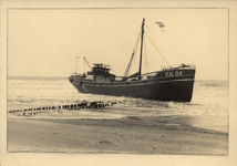 341-1113 De Nederlandse kustvaarder KALBA uit Groningen op het strand tussen Domburg en Westkapelle, gestrand op 17, ...