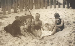 341-1119 Poserende kinderen op het strand te Domburg