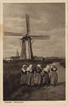 341-116 Zeeland - Walcheren. Enkele meisjes in dracht te Domburg. Op de achtergrond de molen