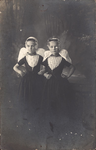341-1185 Twee meisjes in Walcherse dracht uit Domburg poseren in een fotostudio