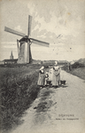 341-122 Domburg Molen- en Dorpsgezicht. De molen te Domburg. Op de voorgrond enkele meisjes waarvan één met juk