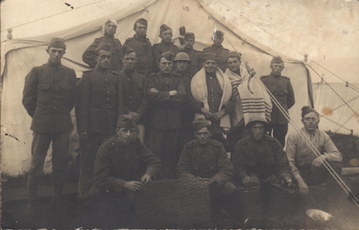 341-1220 Poserende militairen in een tent te Domburg