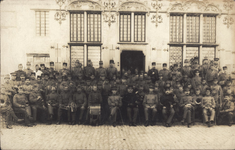 341-1224 Poserend muziekkorps van Domburg poserend op een onbekende locatie