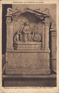 341-1263 Wijsteen der godin Nehalennia uit Domburg (2e eeuw na Chr.). De wijsteen van de godin Nehalennia uit Domburg ...