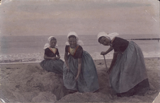 341-1291 Drie meisjes spelen op het strand bij Domburg