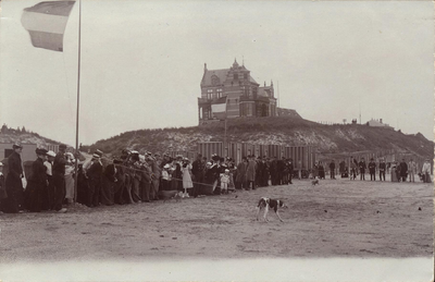 341-1372 Toeschouwers bij een hondenrenwedstrijd op het strand te Domburg