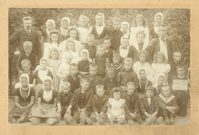 341-1421 Een groepsfoto van een klas van de openbare school te Domburg, met linksachter de onderwijzer