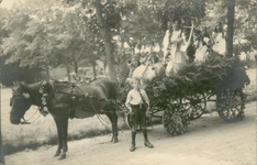 341-1429 Een versierde paard en wagen met meisjes met muziekinstrumenten, en een jongen voor de burgemeestersfeesten te ...