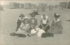 341-1431 Vrouwen en meisjes van de familie Passenier op het strand te Domburg