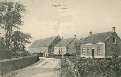 341-1436 Biggekerke Hofstede. Gezicht op een weg te Biggekerke met een boerderij