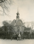 341-1447 De Nederlandse Hervormde kerk aan de Kerkring te Grijpskerke, met een vrouw in Walcherse klederdracht en een ...