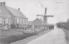 341-1461 Grijpskerke. De Molenstraat in Grijpskerke met molen 't Welvaren van Grijpskerke (1801) en poserende personen ...