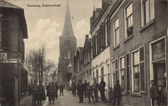 341-174 Domburg, Stationstraat. Poserende mensen in de Stationstraat te Domburg. Op de achtergrond de toren van de Ned. ...