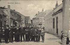 341-258 Ooststraat, Domburg. Poserende jeugd in de Ooststraat te Domburg