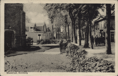341-327 Weststraat, Domburg. De tuin voor de kerk in de Weststraat te Domburg.