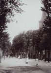341-341 De Weststraat te Domburg met rechts de toren van de Nederlandse Hervormde kerk