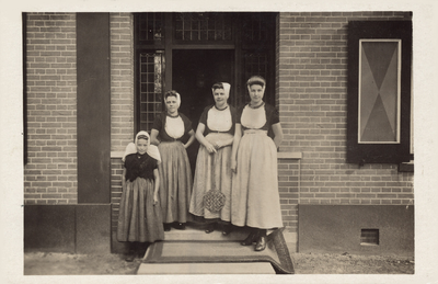 341-356 Poserende meisjes in dracht voor het huis van dr. Vaandrager in de Weststraat te Domburg