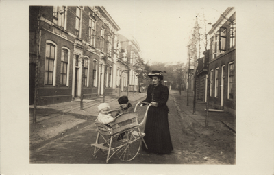 341-358 Vrouw met kinderen in kinderwagen in de Weststraat te Domburg