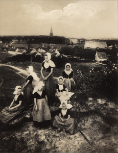 341-637 Poserende meisjes in klederdracht in de duinen te Domburg