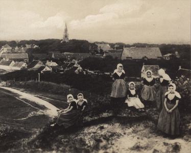 341-639 Poserende meisjes in klederdracht in de duinen te Domburg