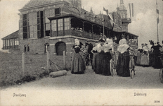 341-677 Paviljoen Domburg. Dames in klederdracht (op de rug gezien) bij het Badpaviljoen te Domburg op Koninginnedag?