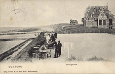341-680 Domburg Strandgezicht. Mensen op het terras bij het Badpaviljoen te Domburg, met op de achtergrond het Strandhotel