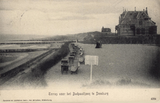 341-681 Terras voor het Badpaviljoen te Domburg. Terras naast het Badpaviljoen te Domburg, met op de achtergrond het ...