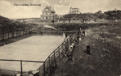 341-743 Tennisvelden, Domburg.. Gezicht op de tennisbanen, pension Zonneduin en het Strandhotel te Domburg