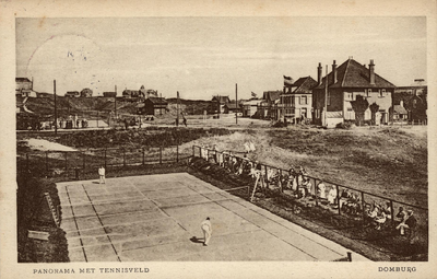 341-753 Panorama met tennisveld Domburg. Twee mannen spelen tennis op de tennisbaan te Domburg terwijl publiek toekijkt