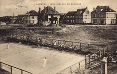341-760 Domburg - tennisvelden en pensions. Twee dames spelen tennis terwijl publiek toekijkt te Domburg, achter enkele ...