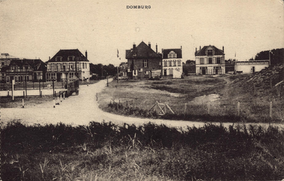 341-765a Domburg. Gezicht op Domburg met het tentoonstellingsgebouw, villa's en pensions en een deel van de tennisbaan