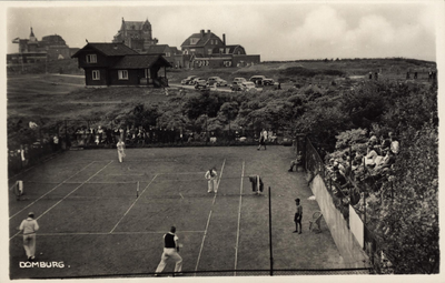 341-776 Domburg.. Gezicht op de tennisbaan te Domburg, tijdens het spel, met achter het houten vakantiehuis, ...