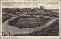 341-778 Panorama Domburg.. Gezicht op de tennisbaan te Domburg, met achter het houten vakantiehuis, Badpaviljoen, ...