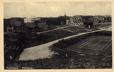 341-779 Panorama - Domburg.. Gezicht op Domburg met rechts de tennisbaan
