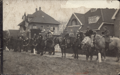 341-78 Mensen op versierde paarden in het villapark te Domburg