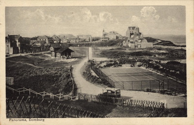 341-780 Panorama, Domburg. Gezicht op de tennisbaan te Domburg, met achter het houten vakantiehuis, Badpaviljoen, ...