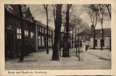 341-790 Markt met Raadhuis, Domburg.. Gezicht op de Markt te Domburg met links het gemeentehuis