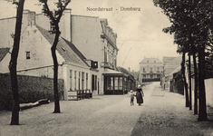341-820 Noordstraat - Domburg. De Noordstraat te Domburg met aan de linkerzijde hotel de l'Europe en zicht op Villa ...