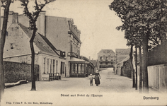 341-821 Straat met Hotel de l'Europe Domburg. De Noordstraat te Domburg met aan de linkerzijde hotel de l'Europe en ...